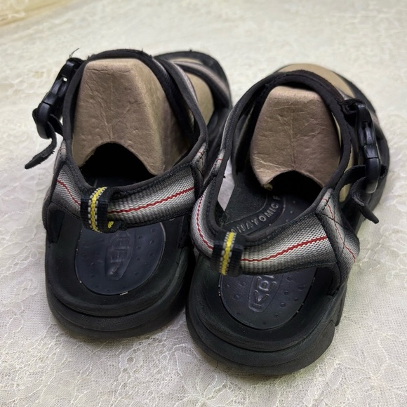 Keen Men’s 9 Strap On Sandals White Red Stripe Black Sole Teva Style Summer Shoe - Picture 2 of 9